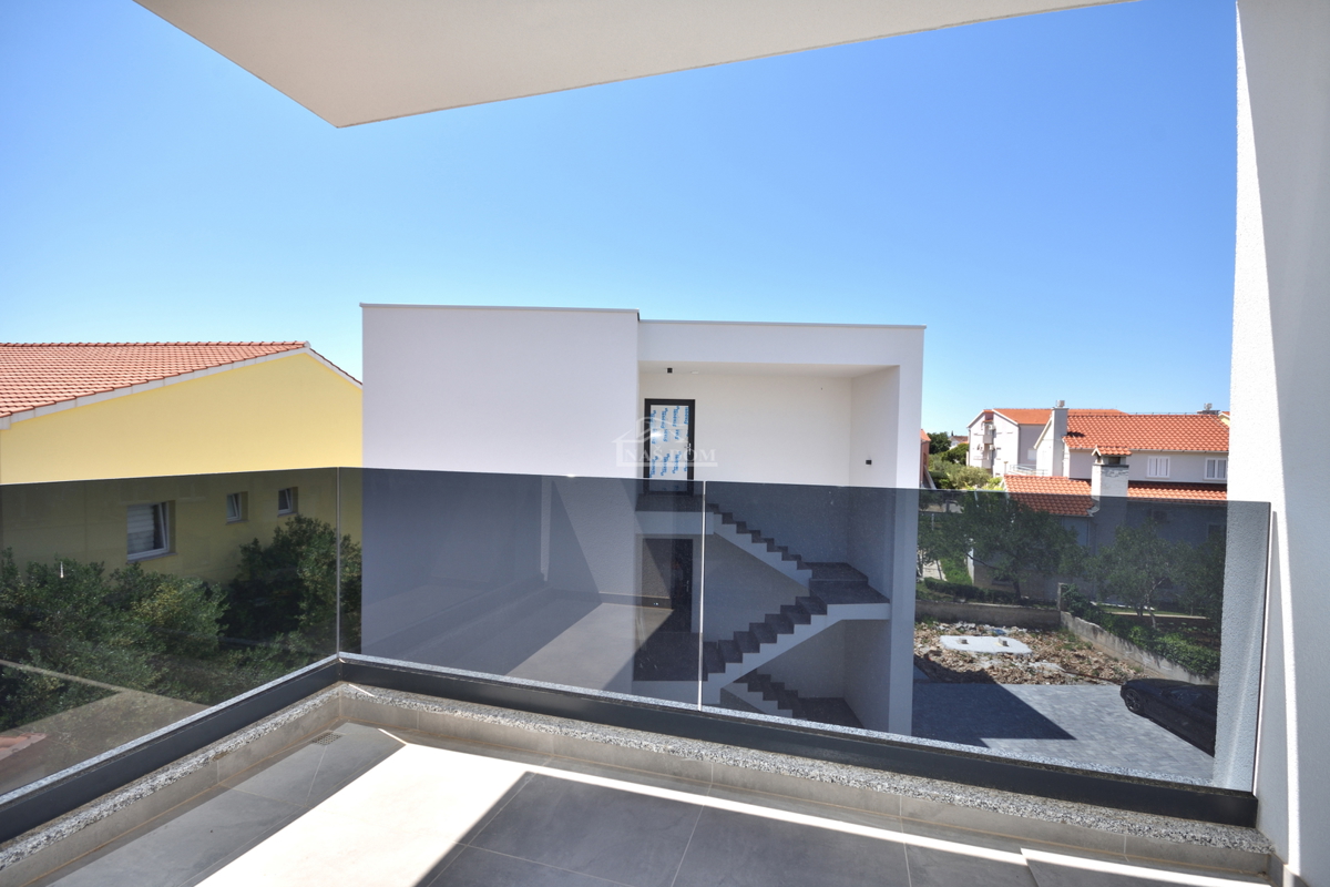 Vodice - Luksuzno stanovanje S3 v drugem nadstropju, odlična lega