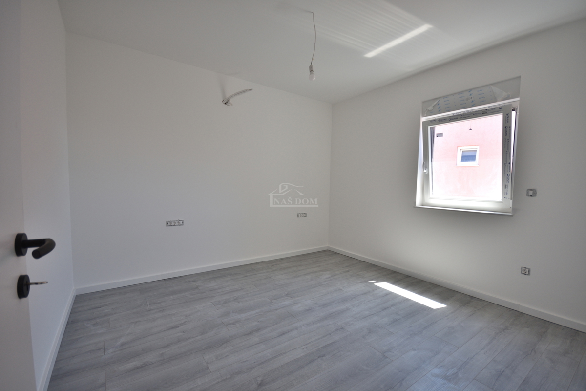 Vodice - Luksuzno stanovanje S3 v drugem nadstropju, odlična lega