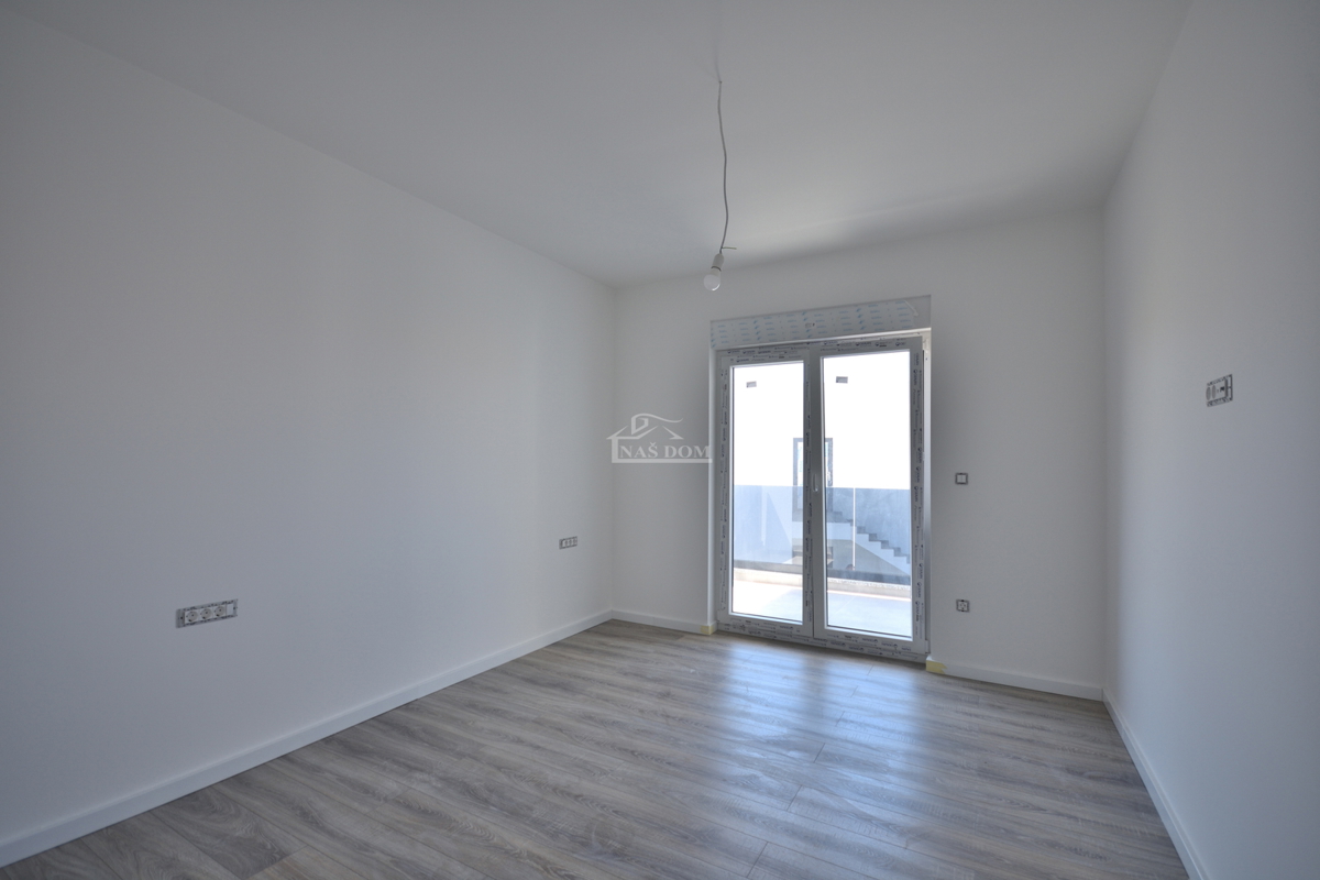 Vodice - Luksuzno stanovanje S3 v drugem nadstropju, odlična lega