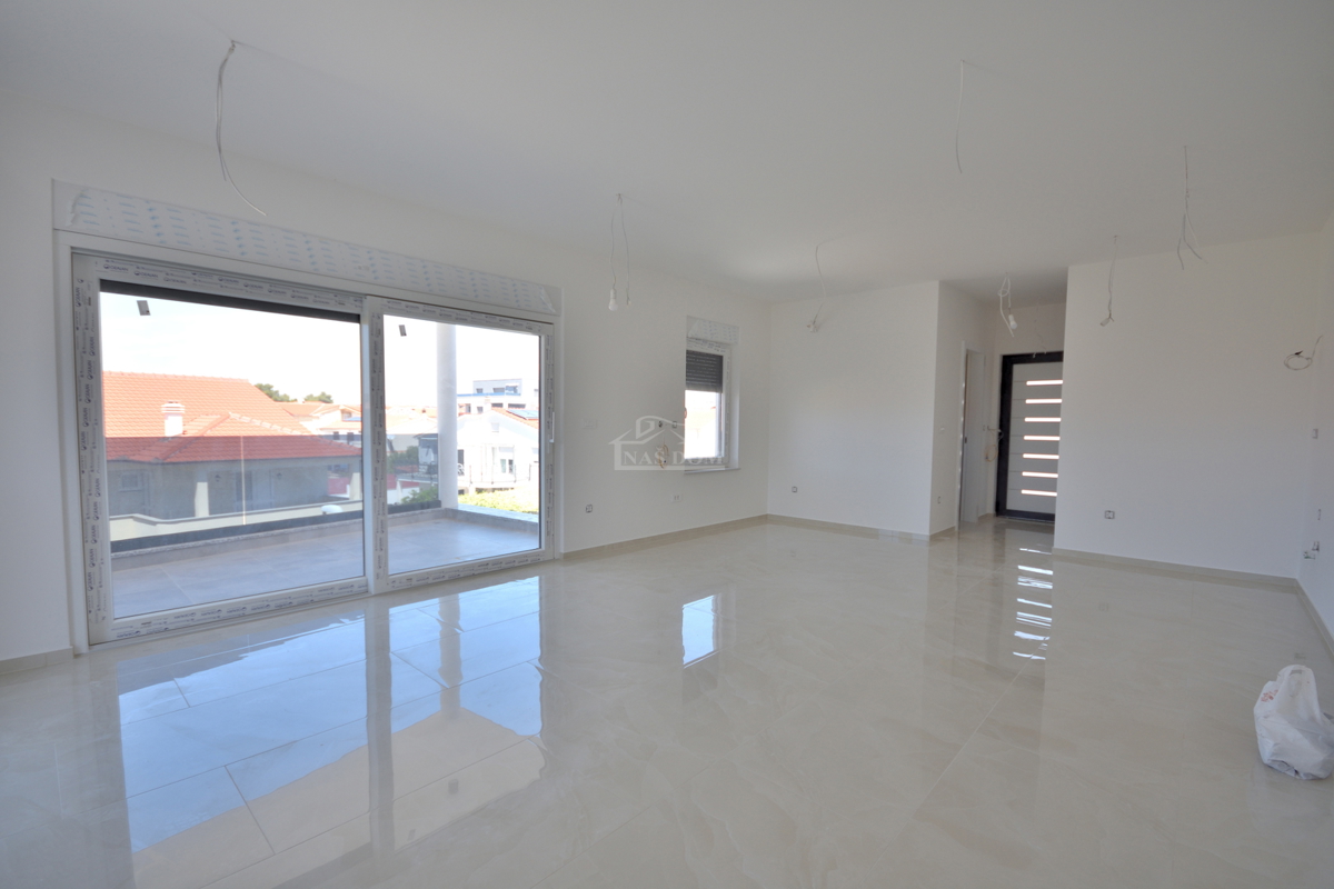 Vodice - Luksuzno stanovanje S3 v drugem nadstropju, odlična lega