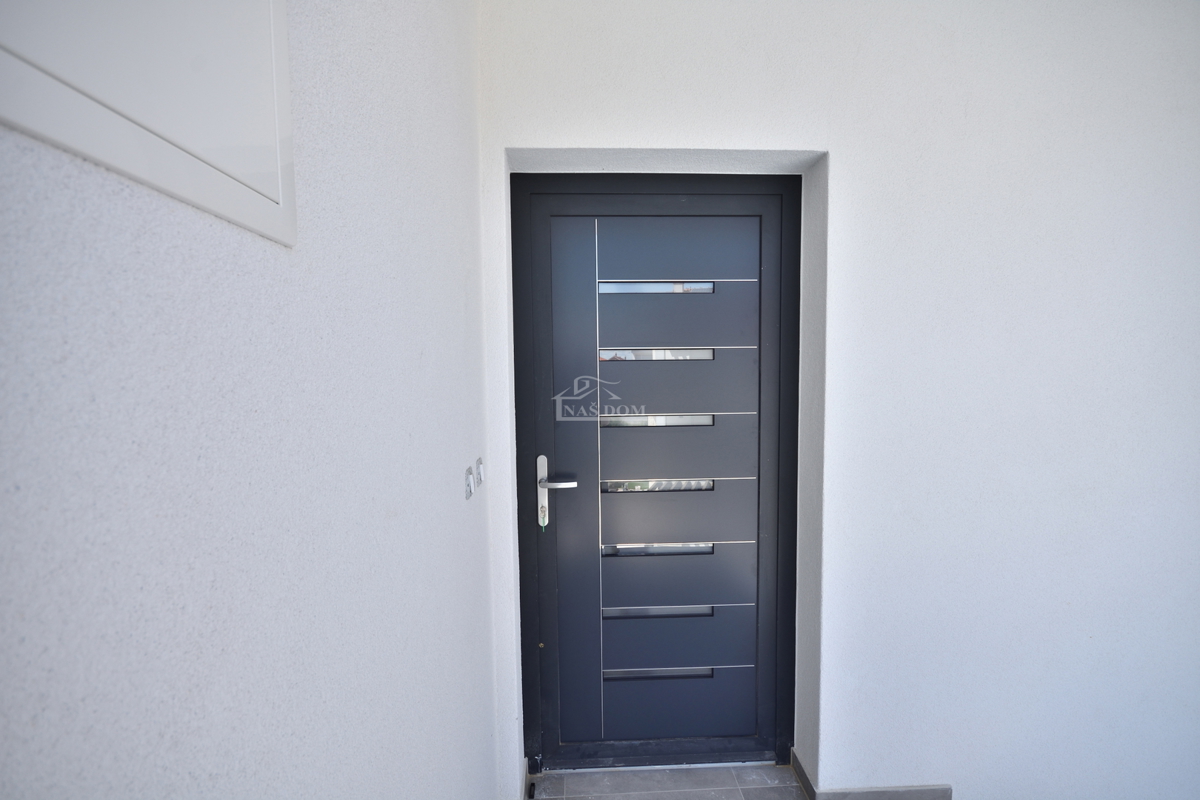 Vodice - Luksuzno stanovanje S3 v drugem nadstropju, odlična lega