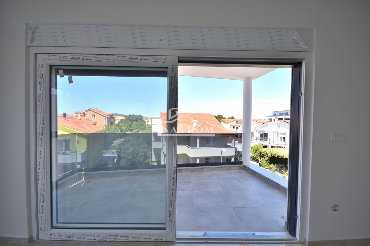 Vodice - Luksuzno stanovanje S3 v drugem nadstropju, odlična lega