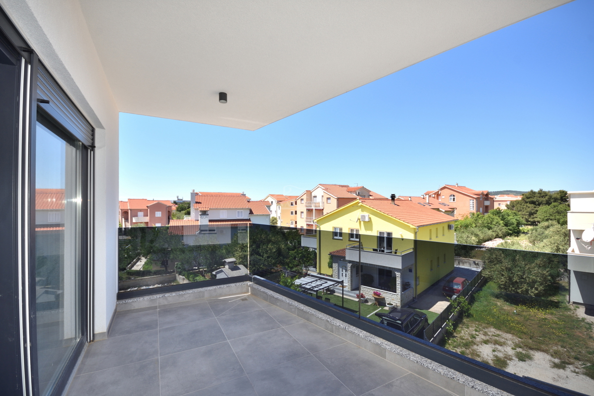 Vodice - Luksuzno stanovanje S3 v drugem nadstropju, odlična lega