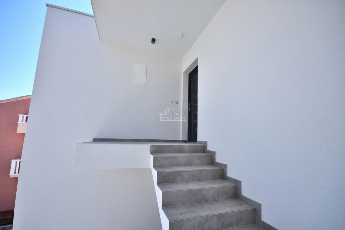 Vodice - Luksuzno stanovanje S3 v drugem nadstropju, odlična lega