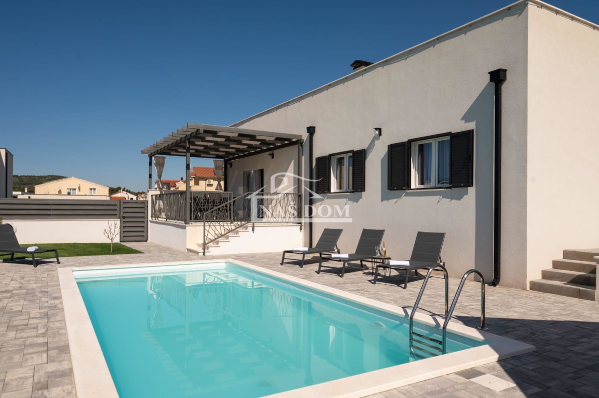 Vodice - Opremljena vila s bazenom na mirni lokaciji