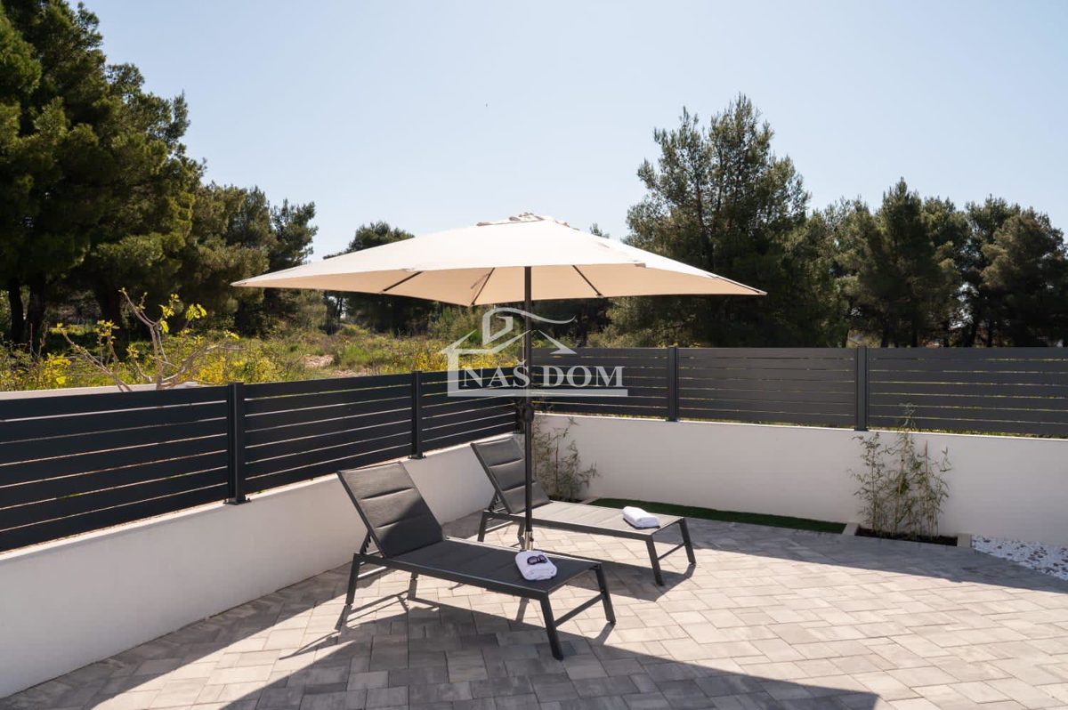 Vodice - Opremljena vila s bazenom na mirni lokaciji