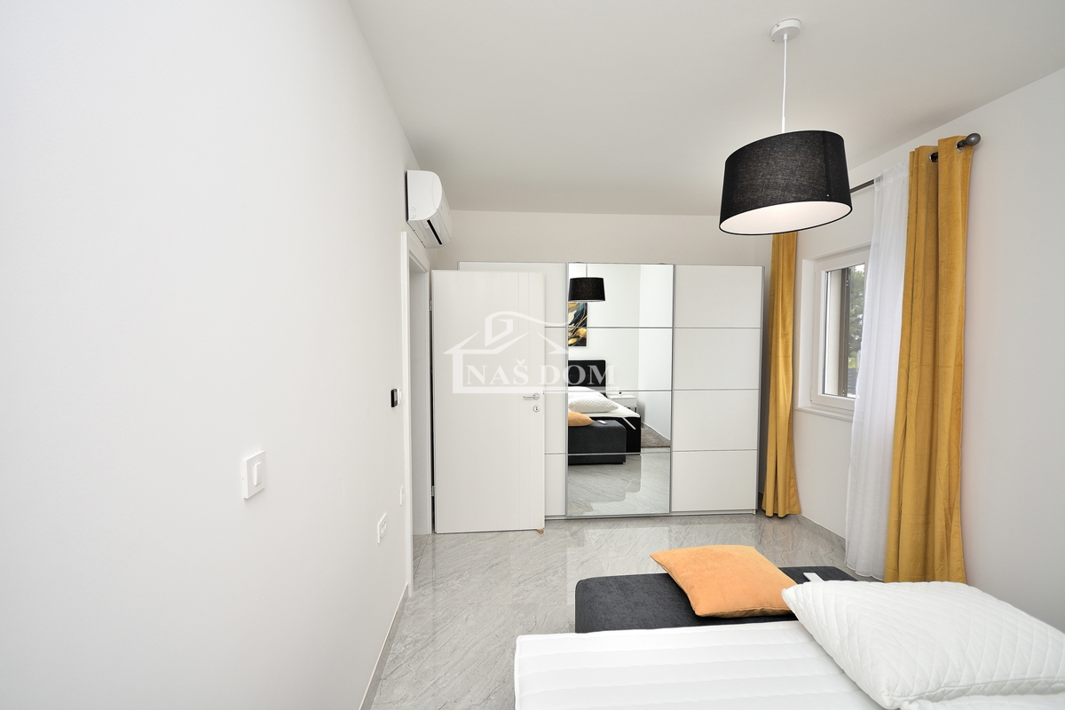 Vodice - Opremljena vila s bazenom na mirni lokaciji