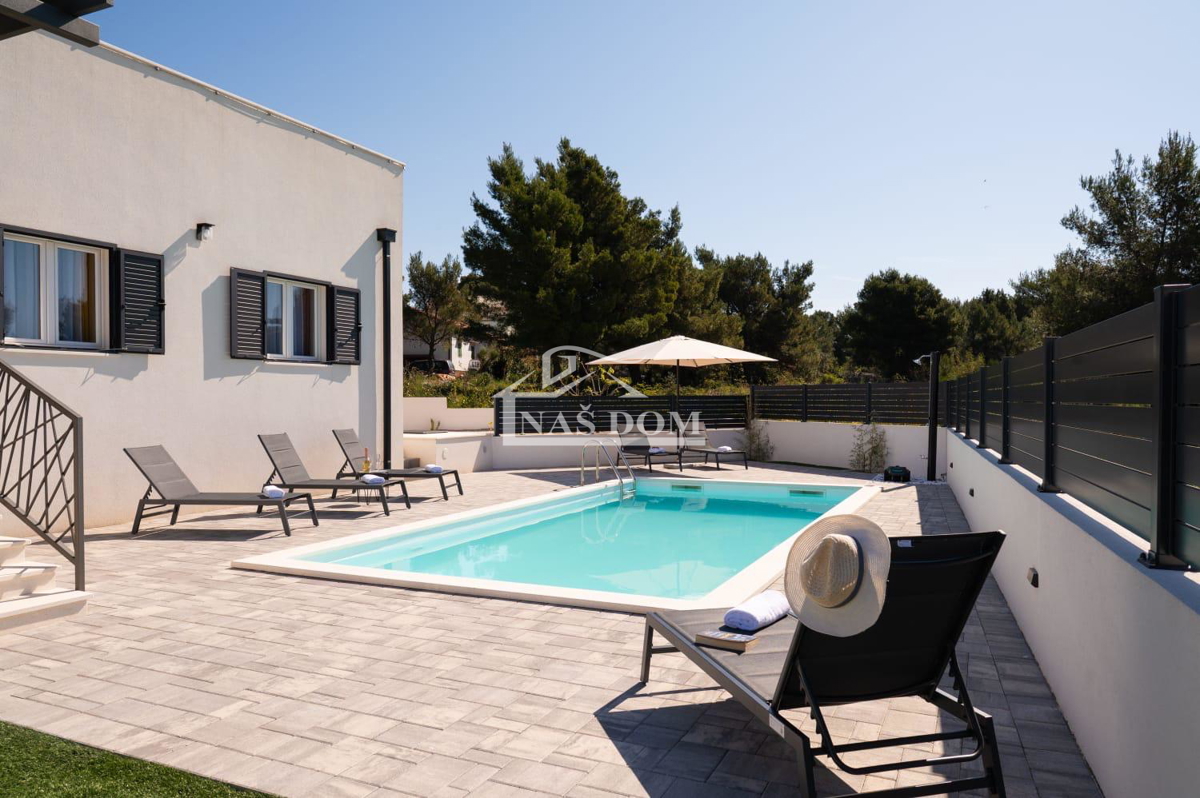 Vodice - Opremljena vila s bazenom na mirni lokaciji