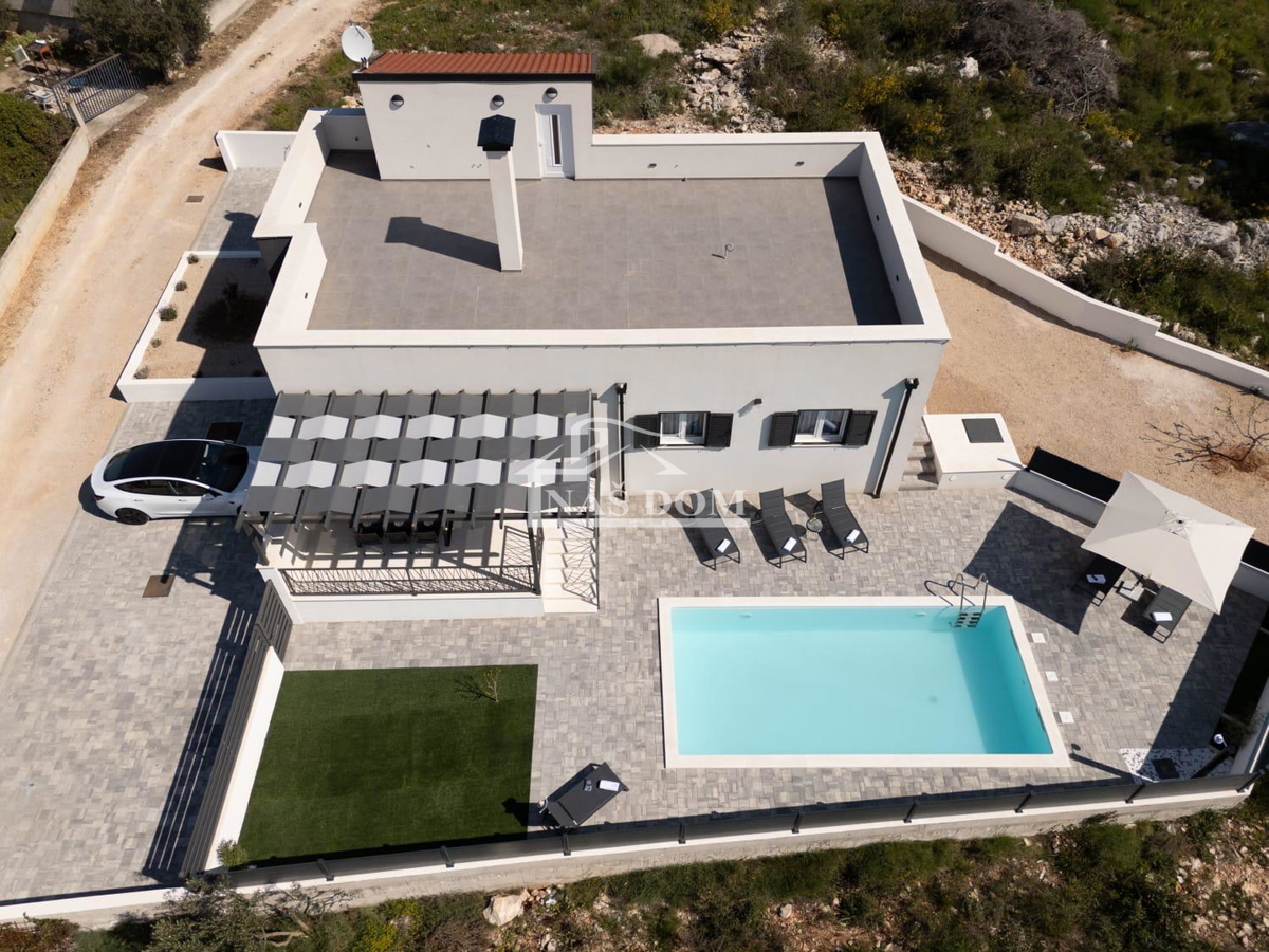 Vodice - Opremljena vila s bazenom na mirni lokaciji