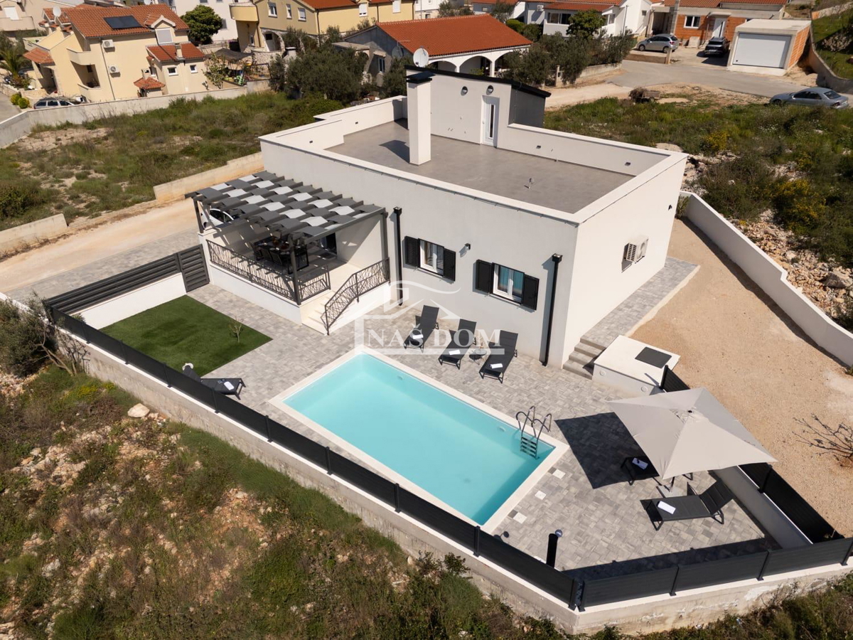 Vodice - Opremljena vila s bazenom na mirni lokaciji