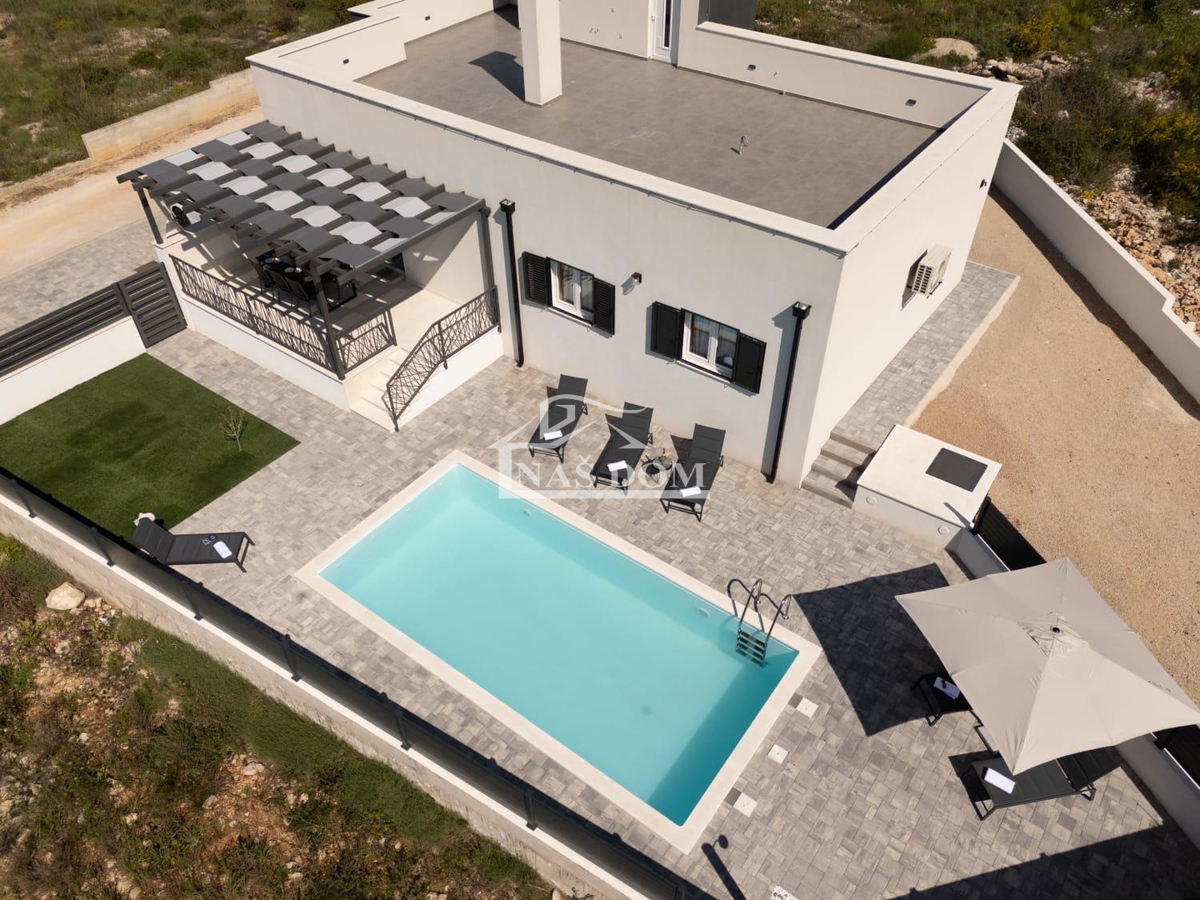 Vodice - Opremljena vila s bazenom na mirni lokaciji