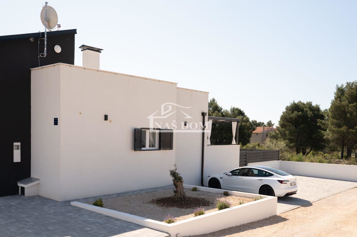 Vodice - Opremljena vila s bazenom na mirni lokaciji