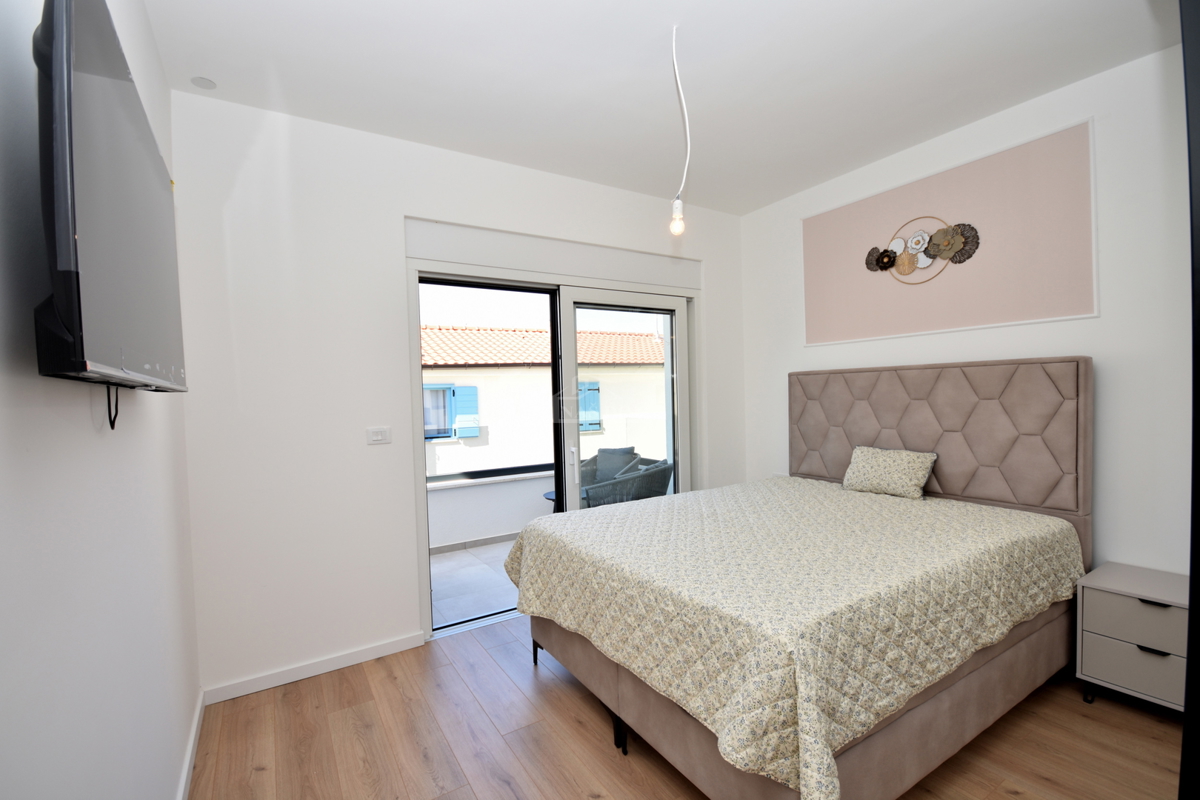 Vodice, Srima - NOVOGRADNJA S2 hiša 250 m od plaže