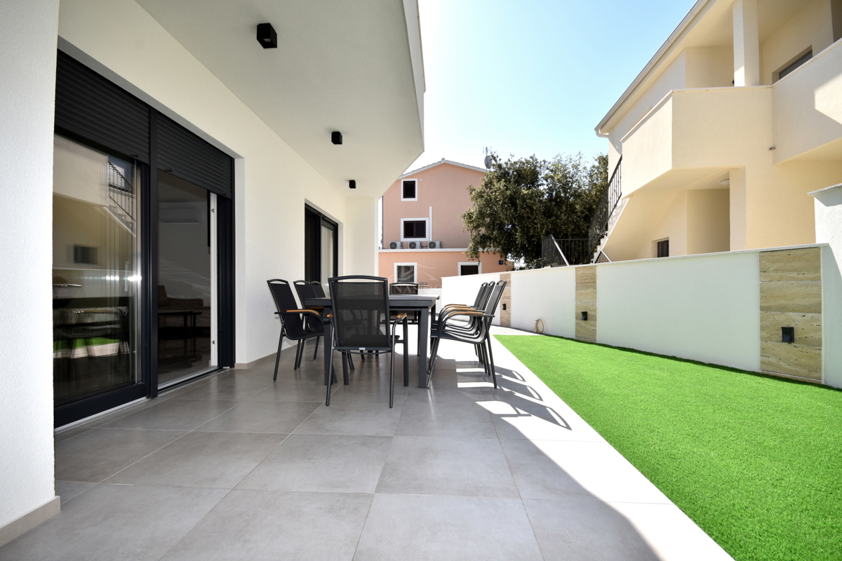 Vodice, Srima - NOVOGRADNJA S2 hiša 250 m od plaže