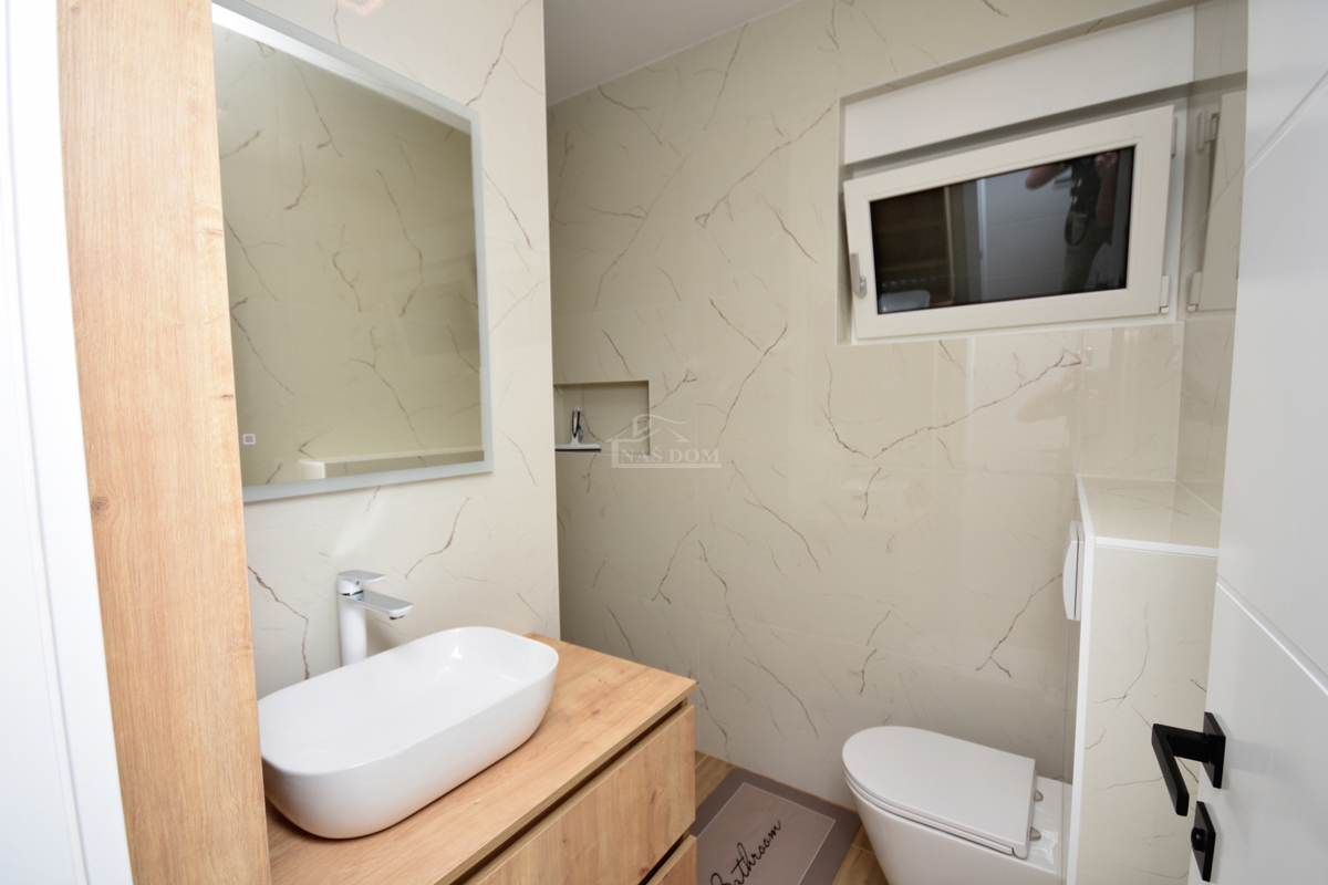 Vodice, Srima - NOVOGRADNJA S2 hiša 250 m od plaže