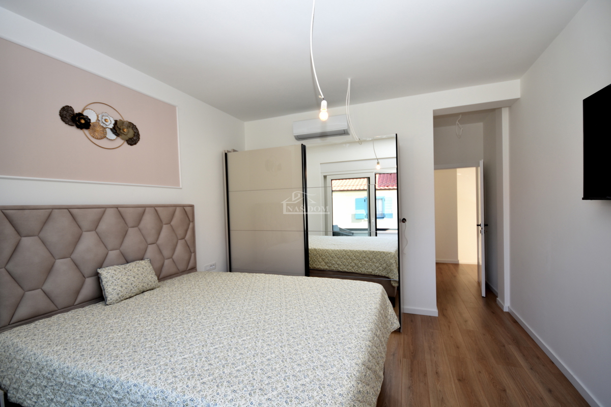 Vodice, Srima - NOVOGRADNJA S2 hiša 250 m od plaže