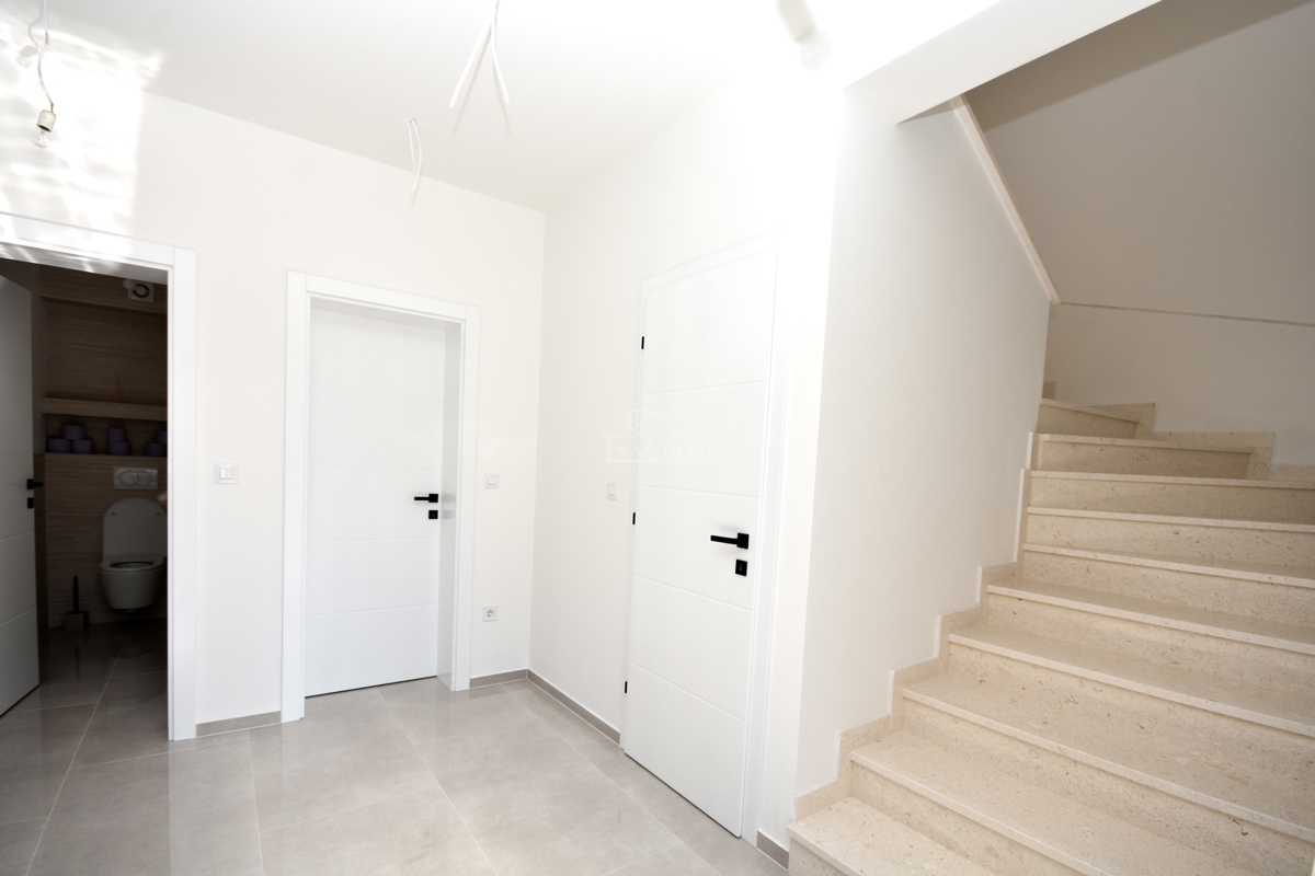 Vodice, Srima - NOVOGRADNJA S2 hiša 250 m od plaže