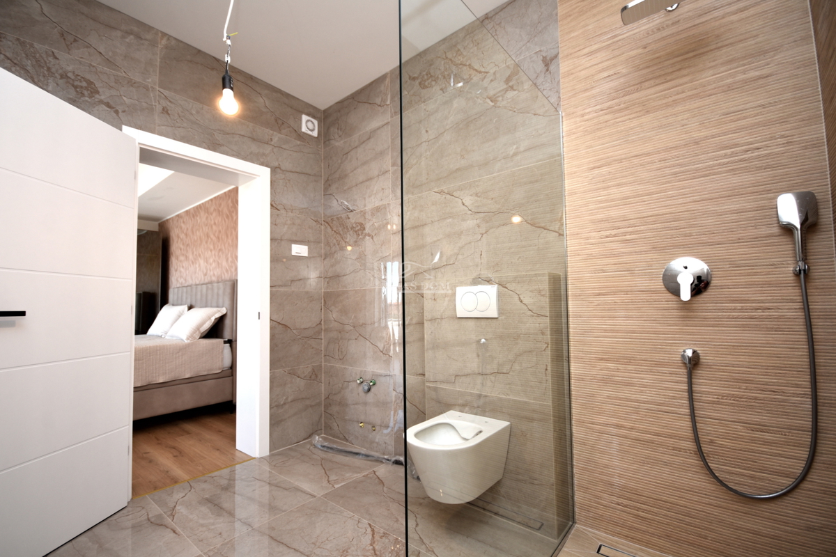 Vodice, Srima - NOVOGRADNJA S2 hiša 250 m od plaže