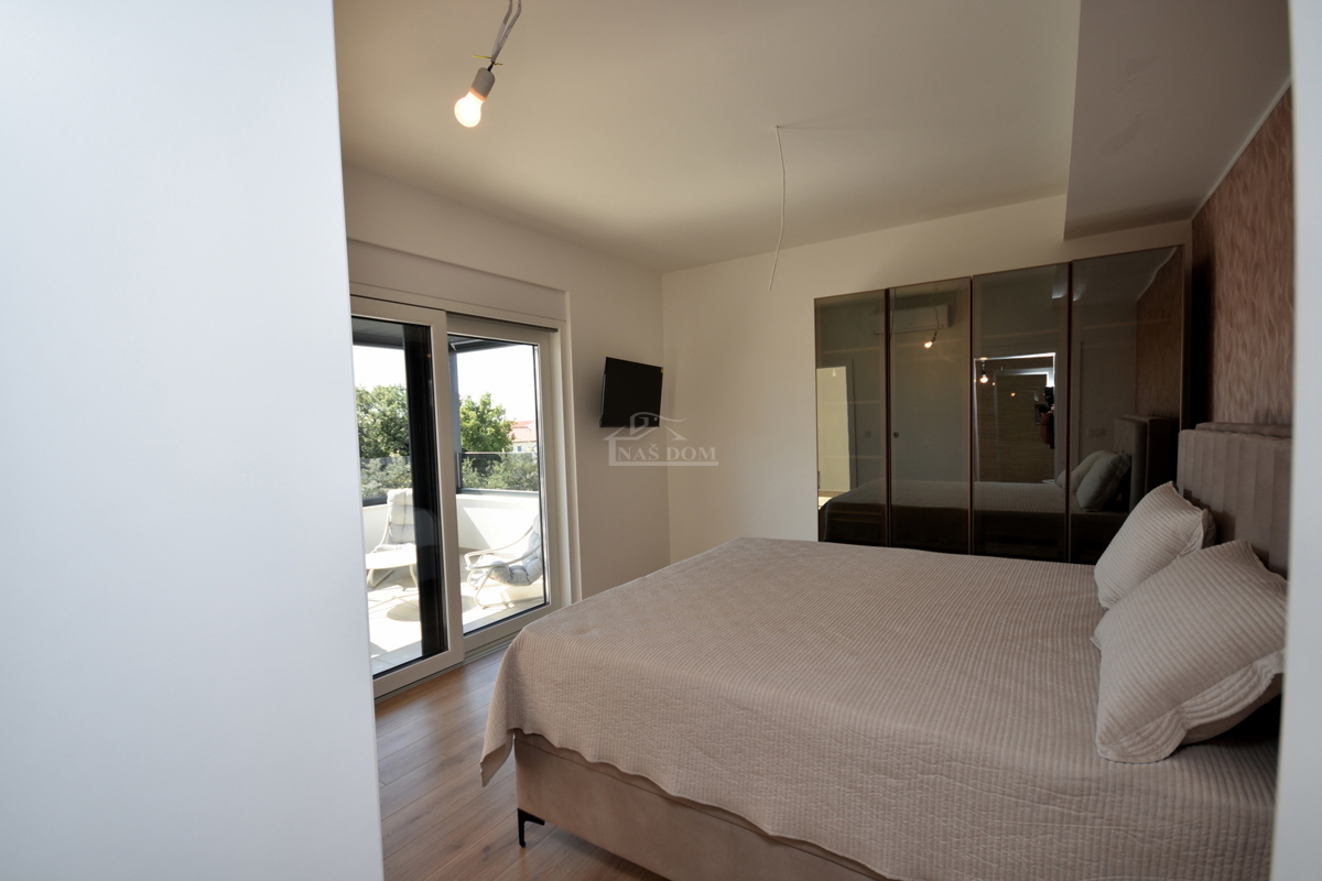 Vodice, Srima - NOVOGRADNJA S2 hiša 250 m od plaže