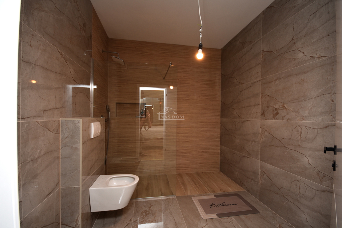 Vodice, Srima - NOVOGRADNJA S2 hiša 250 m od plaže