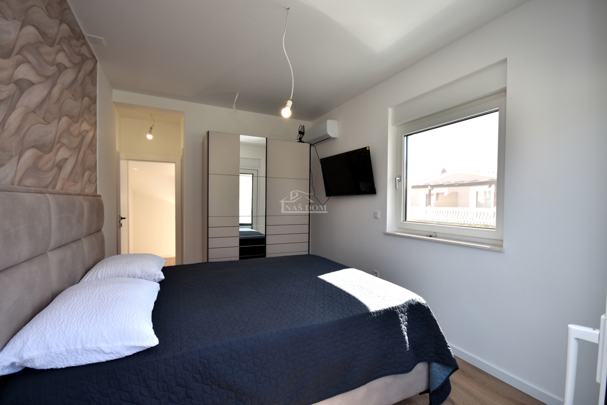 Vodice, Srima - NOVOGRADNJA S2 hiša 250 m od plaže