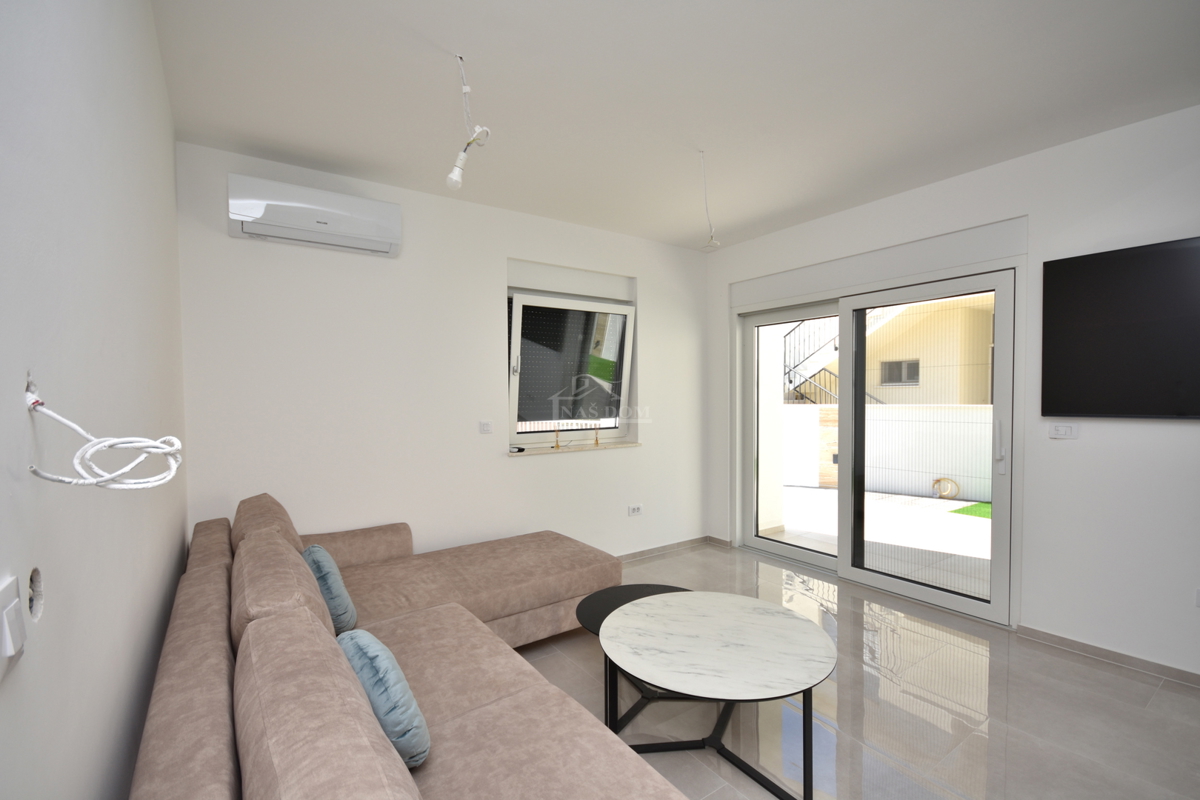 Vodice, Srima - NOVOGRADNJA S2 hiša 250 m od plaže