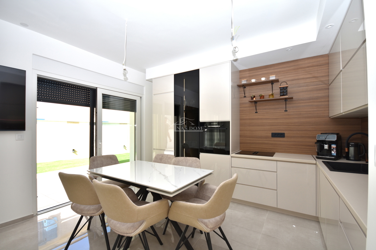 Vodice, Srima - NOVOGRADNJA S2 hiša 250 m od plaže