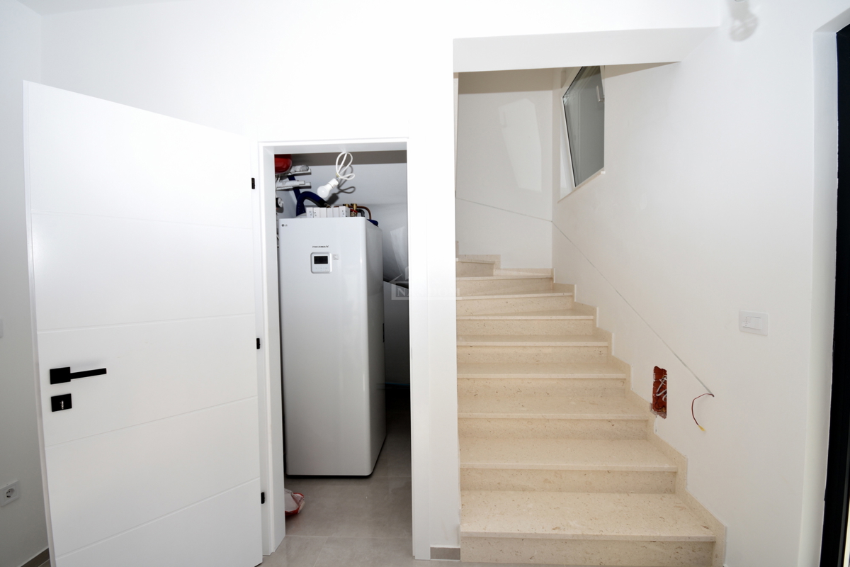 Vodice, Srima - NOVOGRADNJA S2 hiša 250 m od plaže