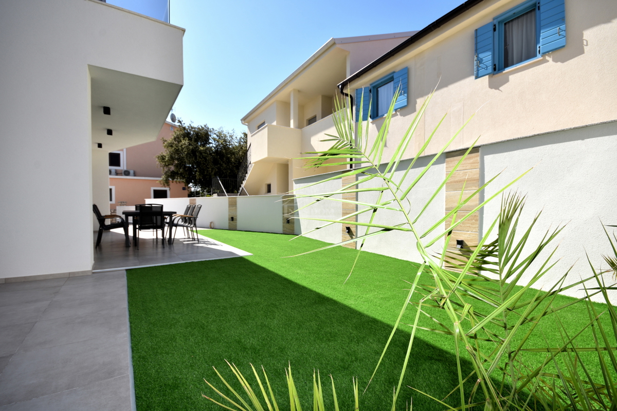 Vodice, Srima - NOVOGRADNJA S2 hiša 250 m od plaže