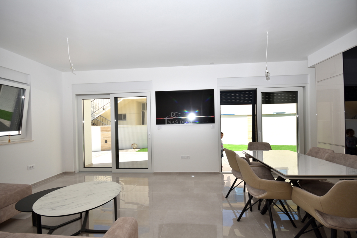 Vodice, Srima - NOVOGRADNJA S2 hiša 250 m od plaže