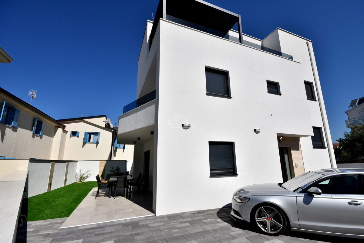 Vodice, Srima - NOVOGRADNJA S2 hiša 250 m od plaže