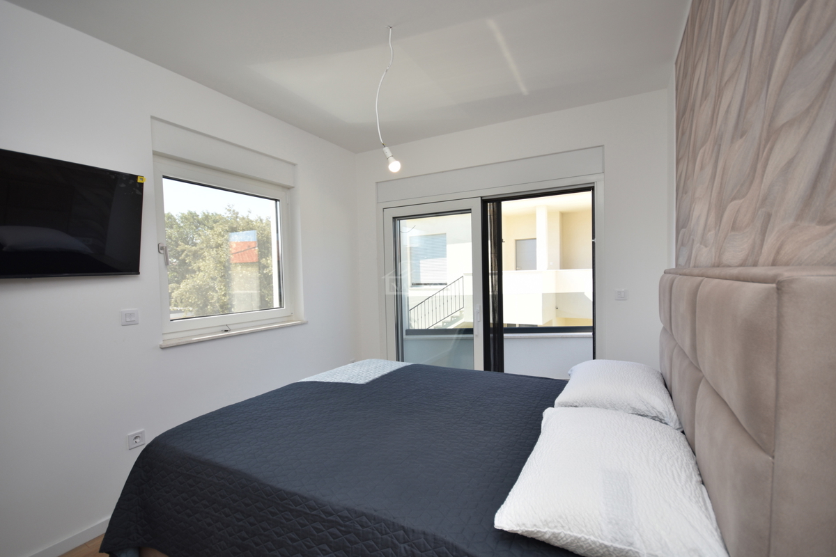 Vodice, Srima - NOVOGRADNJA S2 hiša 250 m od plaže