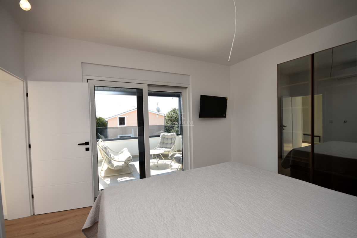 Vodice, Srima - NOVOGRADNJA S2 hiša 250 m od plaže