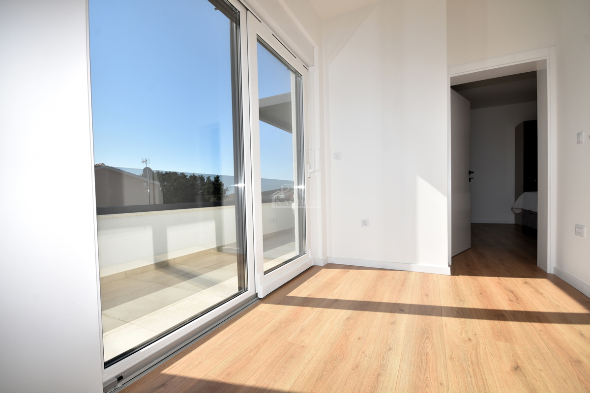 Vodice, Srima - NOVOGRADNJA S2 hiša 250 m od plaže