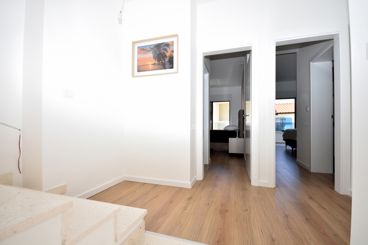 Vodice, Srima - NOVOGRADNJA S2 hiša 250 m od plaže