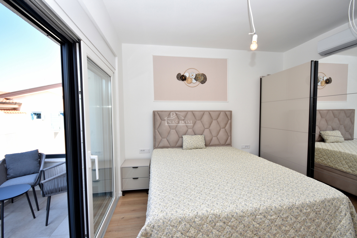 Vodice, Srima - NOVOGRADNJA S2 hiša 250 m od plaže