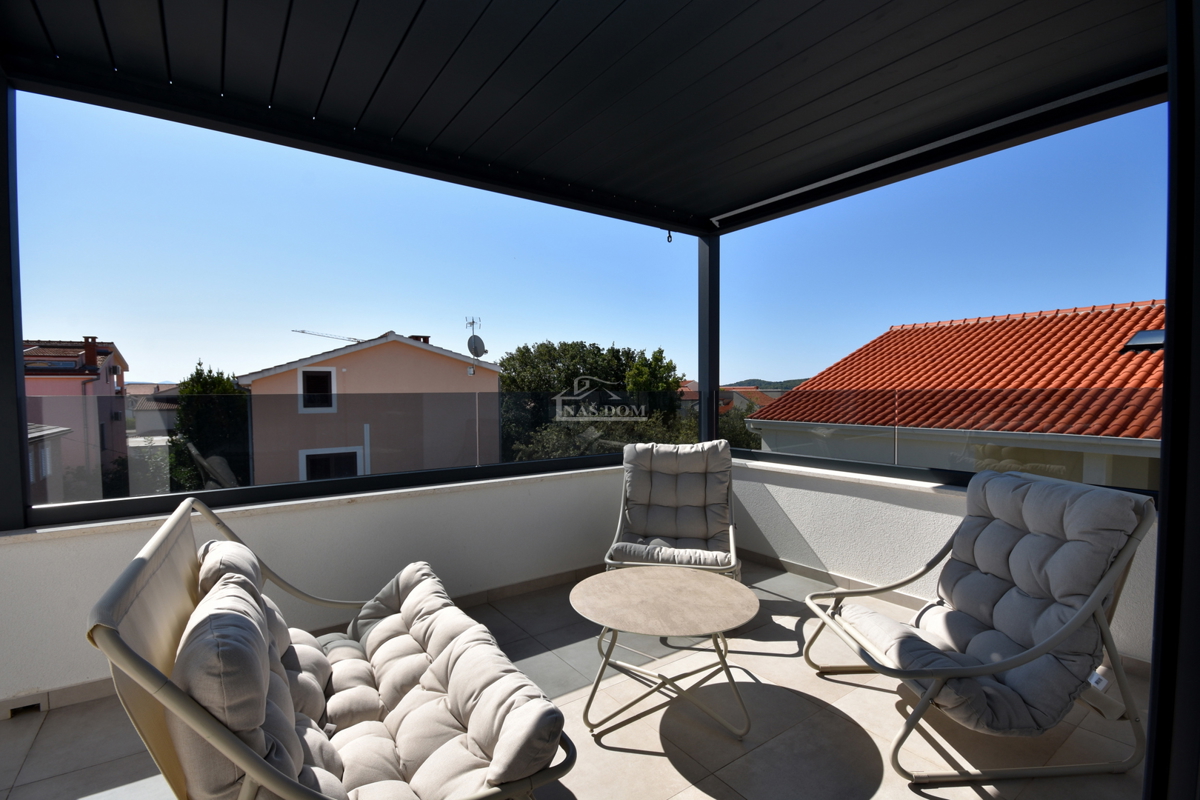 Vodice, Srima - NOVOGRADNJA S2 hiša 250 m od plaže