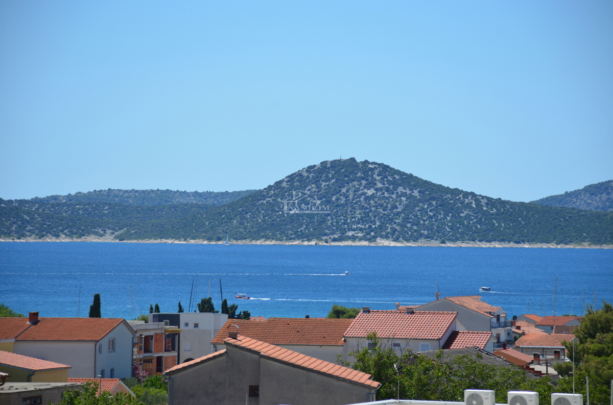 Impresiven penthouse s panoramskim pogledom na morje – Luksuzna novogradnja v Vodicah