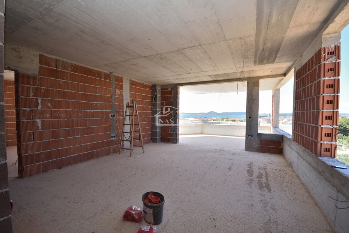 Impresiven penthouse s panoramskim pogledom na morje – Luksuzna novogradnja v Vodicah