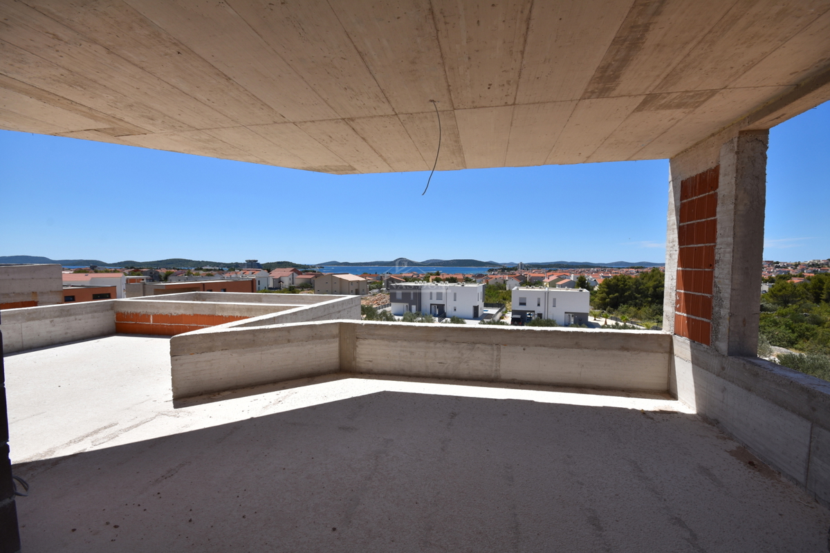 Impresiven penthouse s panoramskim pogledom na morje – Luksuzna novogradnja v Vodicah