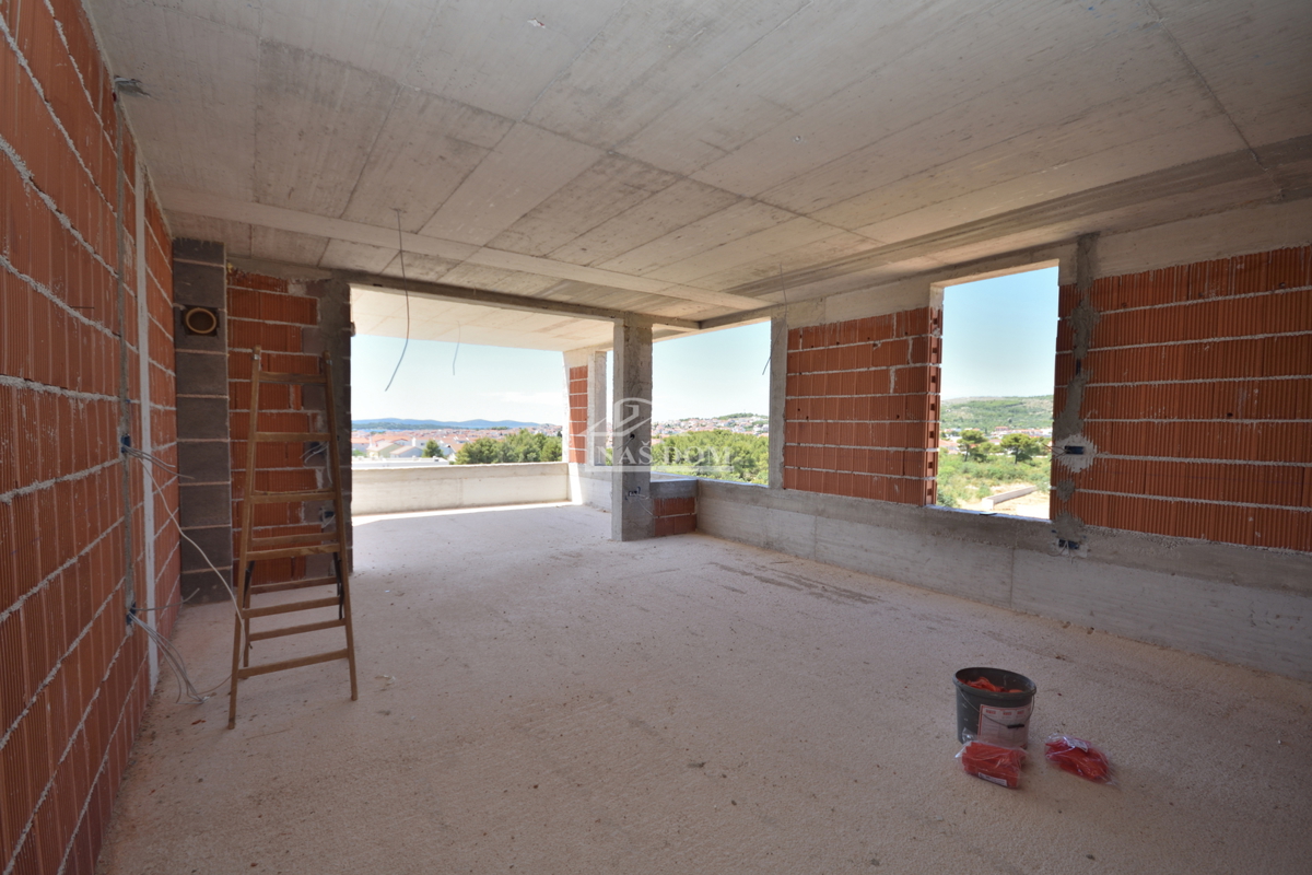 Impresiven penthouse s panoramskim pogledom na morje – Luksuzna novogradnja v Vodicah
