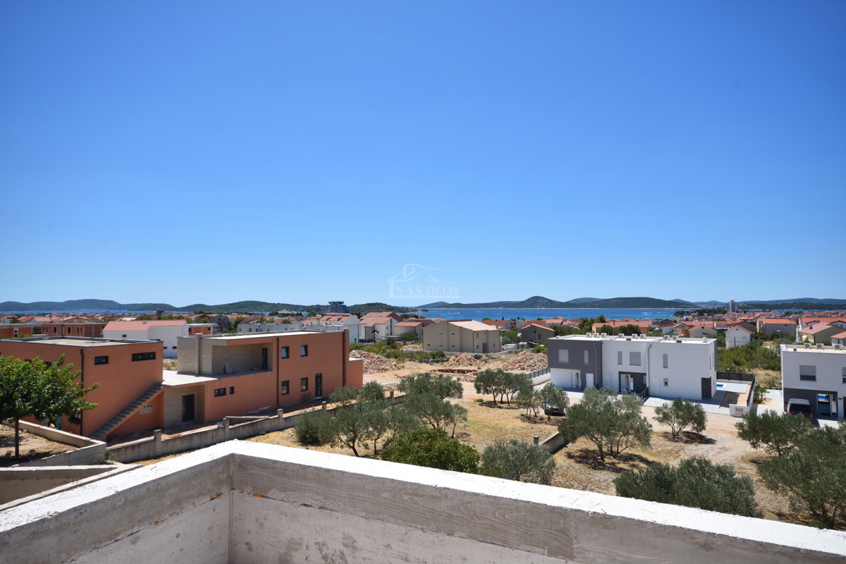 Impresiven penthouse s panoramskim pogledom na morje – Luksuzna novogradnja v Vodicah