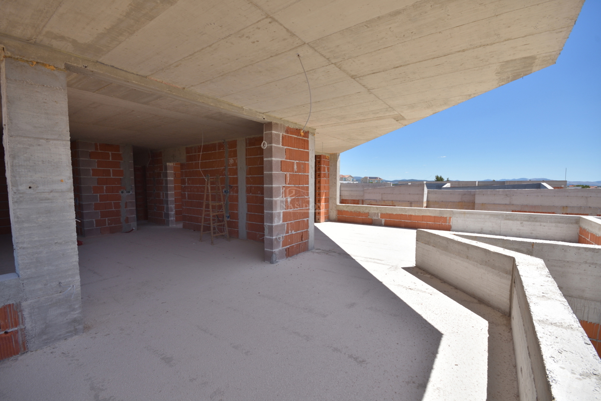 Impresiven penthouse s panoramskim pogledom na morje – Luksuzna novogradnja v Vodicah