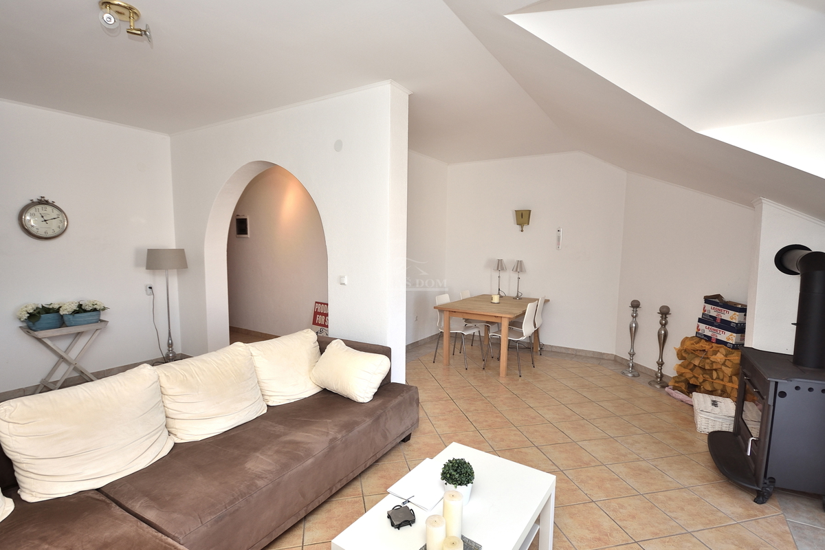 Vodice - Stanovanje z dvema spalnicama, II. nadstropje, 350 m od plaže