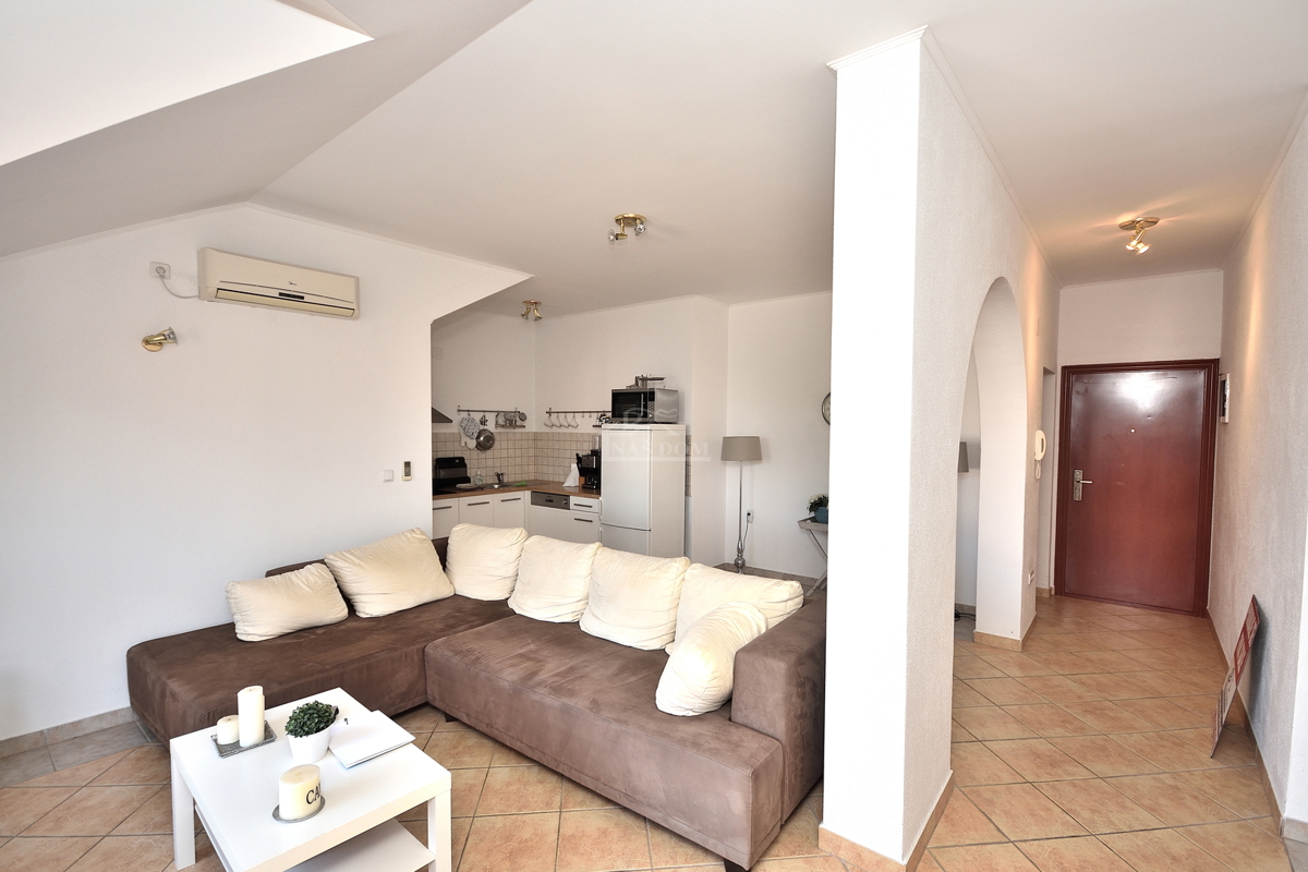 Vodice - Stanovanje z dvema spalnicama, II. nadstropje, 350 m od plaže