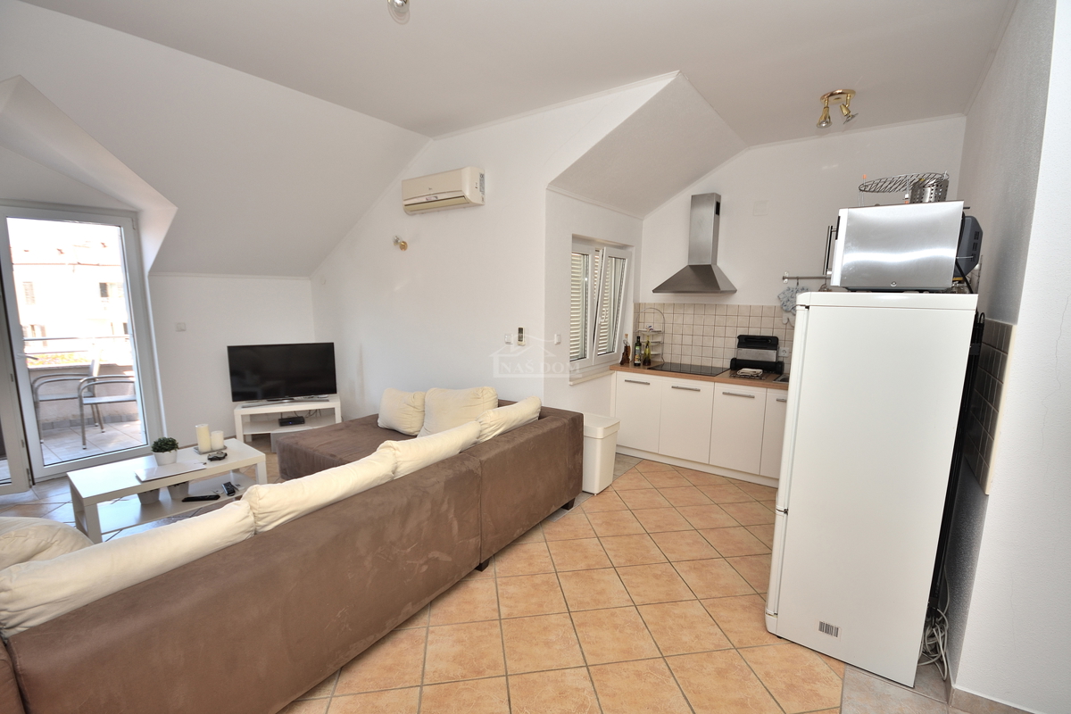 Vodice - Stanovanje z dvema spalnicama, II. nadstropje, 350 m od plaže