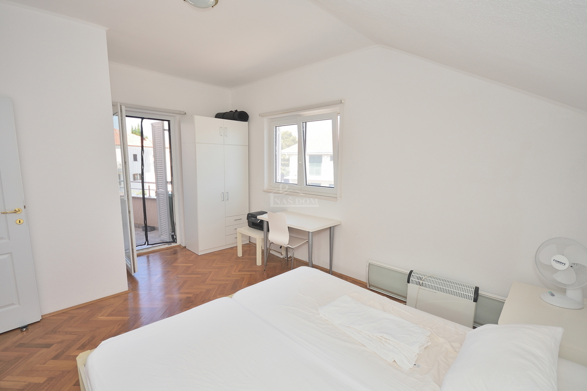 Vodice - Stanovanje z dvema spalnicama, II. nadstropje, 350 m od plaže