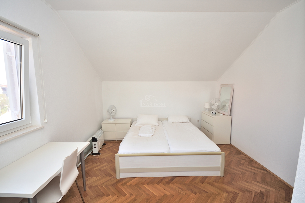 Vodice - Stanovanje z dvema spalnicama, II. nadstropje, 350 m od plaže