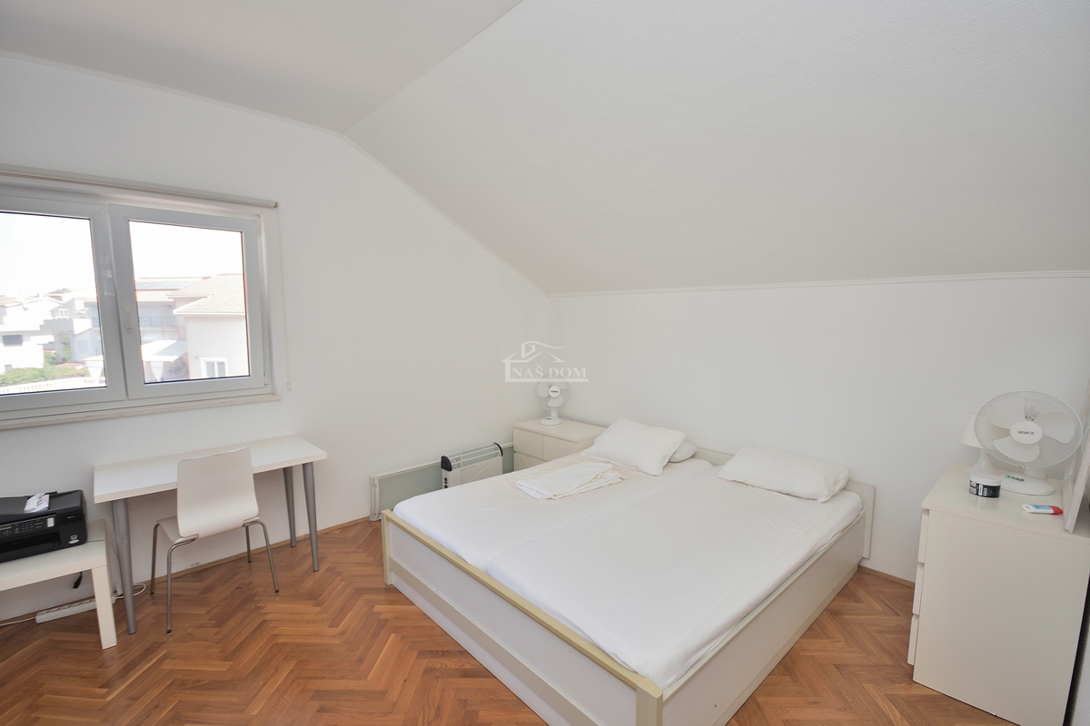 Vodice - Stanovanje z dvema spalnicama, 2. nadstropje, 350 m od plaže