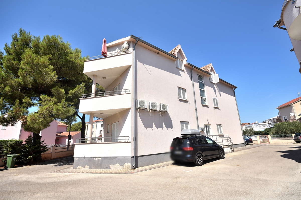 Vodice - Stanovanje z dvema spalnicama, 2. nadstropje, 350 m od plaže